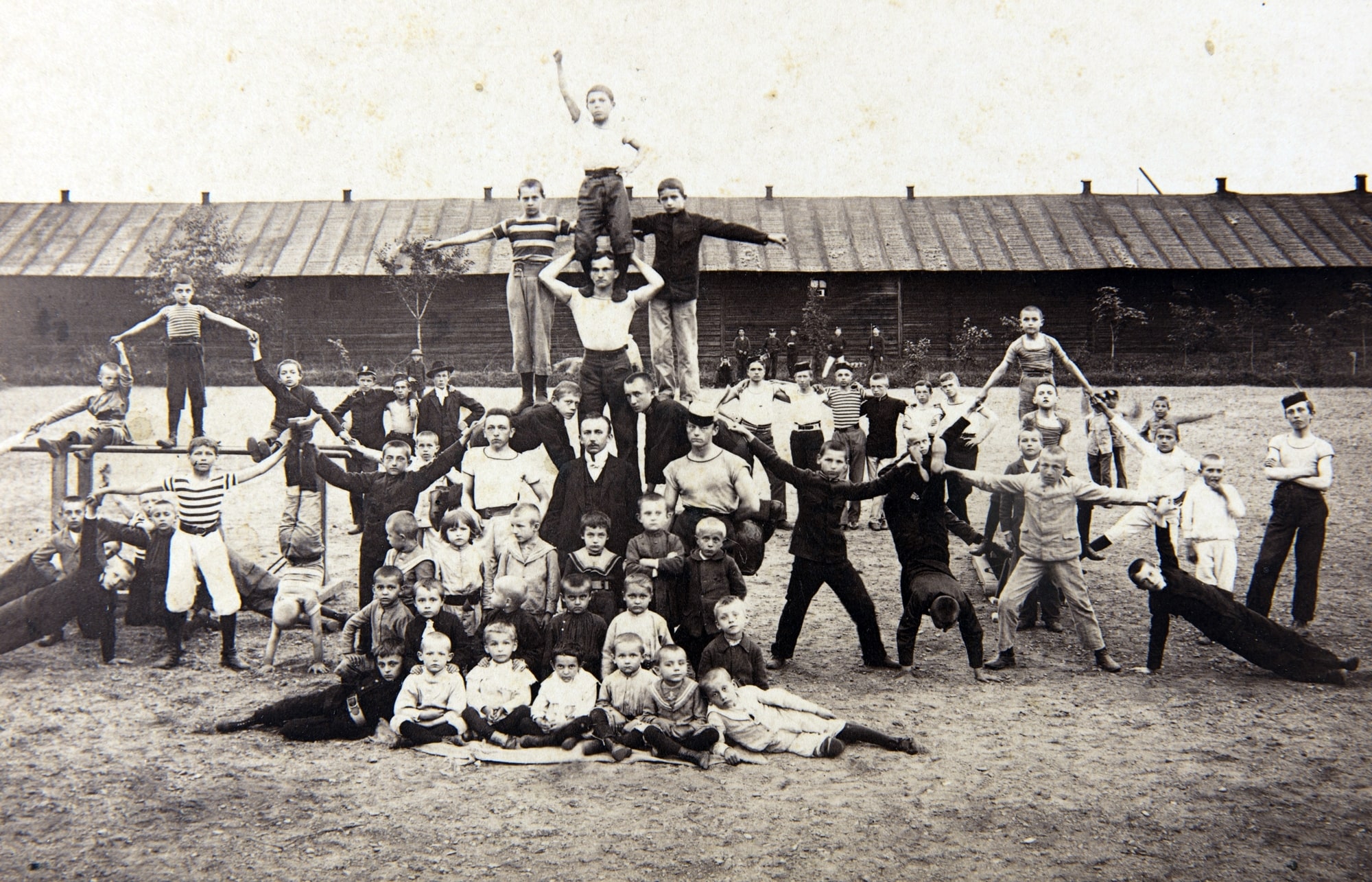 Zajęcia gimnastyczne dzieci – „Sokół”, Tarnów, ok. 1900 r., zbiory Muzeum Ziemi Tarnowskiej