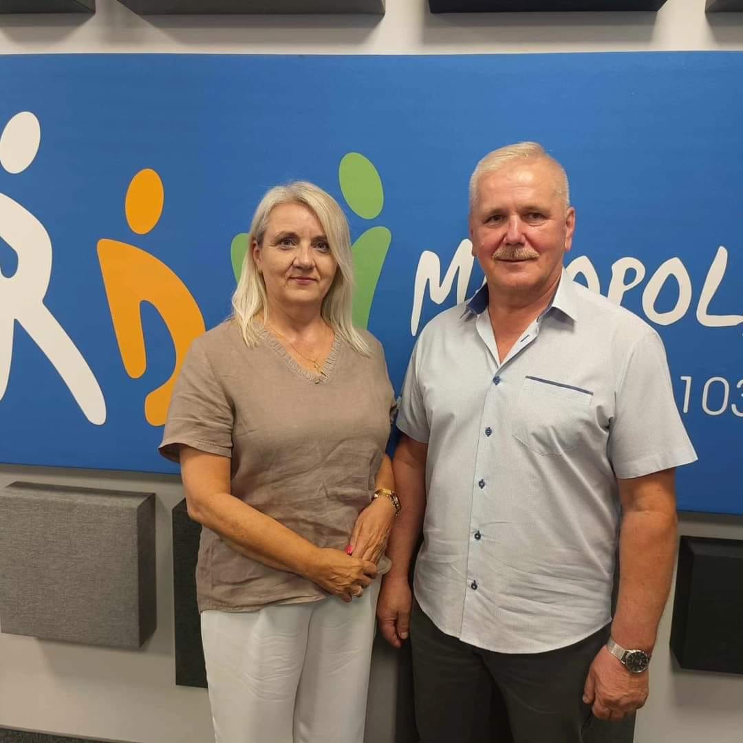 Dyrektorzy Anna Chmura i Kazimierz Kurczab rozmawiają w studiu radiowym
