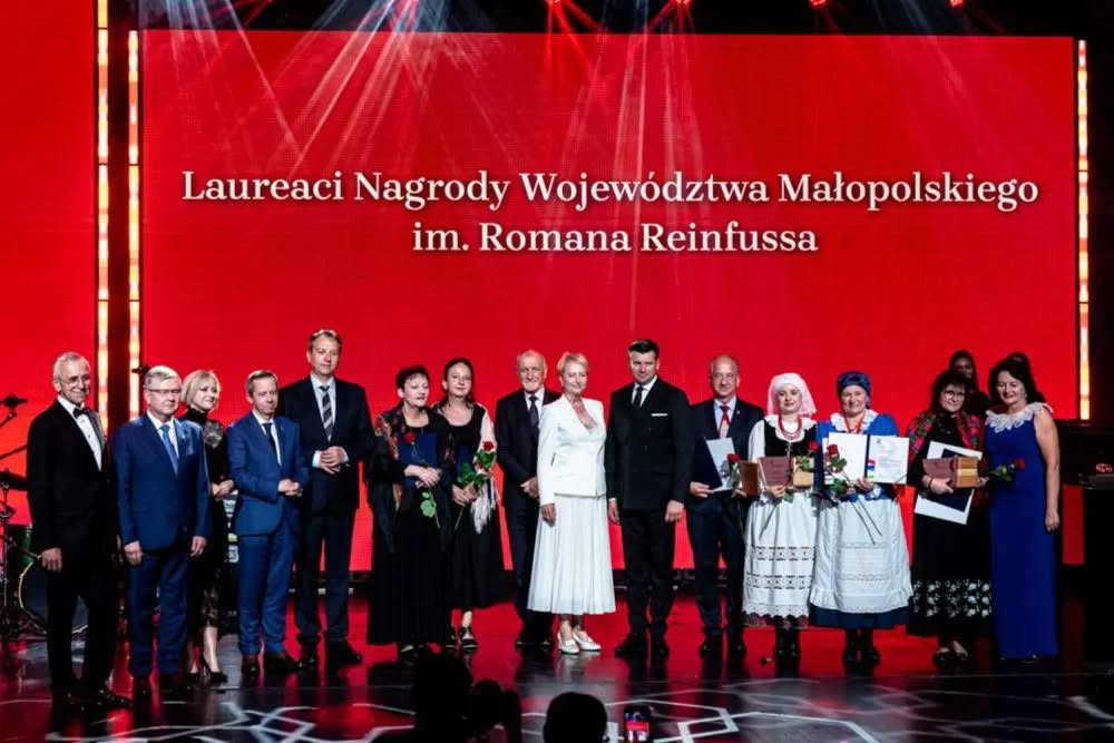 zdjęcie grupowe osób nagrodzonych na gali