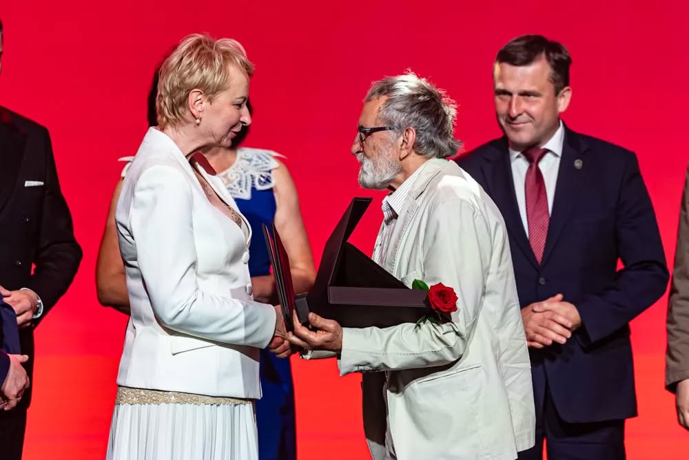 wręczenie nagrody Adamowi Bartoszowi