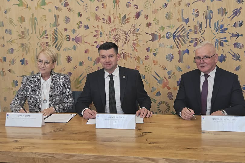 Na zdjęciu podpisanie dokumentów przez Iwoną Gibas - członek zarządu Województwa Małopolskiego, marszałek Województwa Małopolskiego Łukasz Smółka i dyrektor Muzeum Ziemi Tarnowskiej Kazmierz Kurczab
