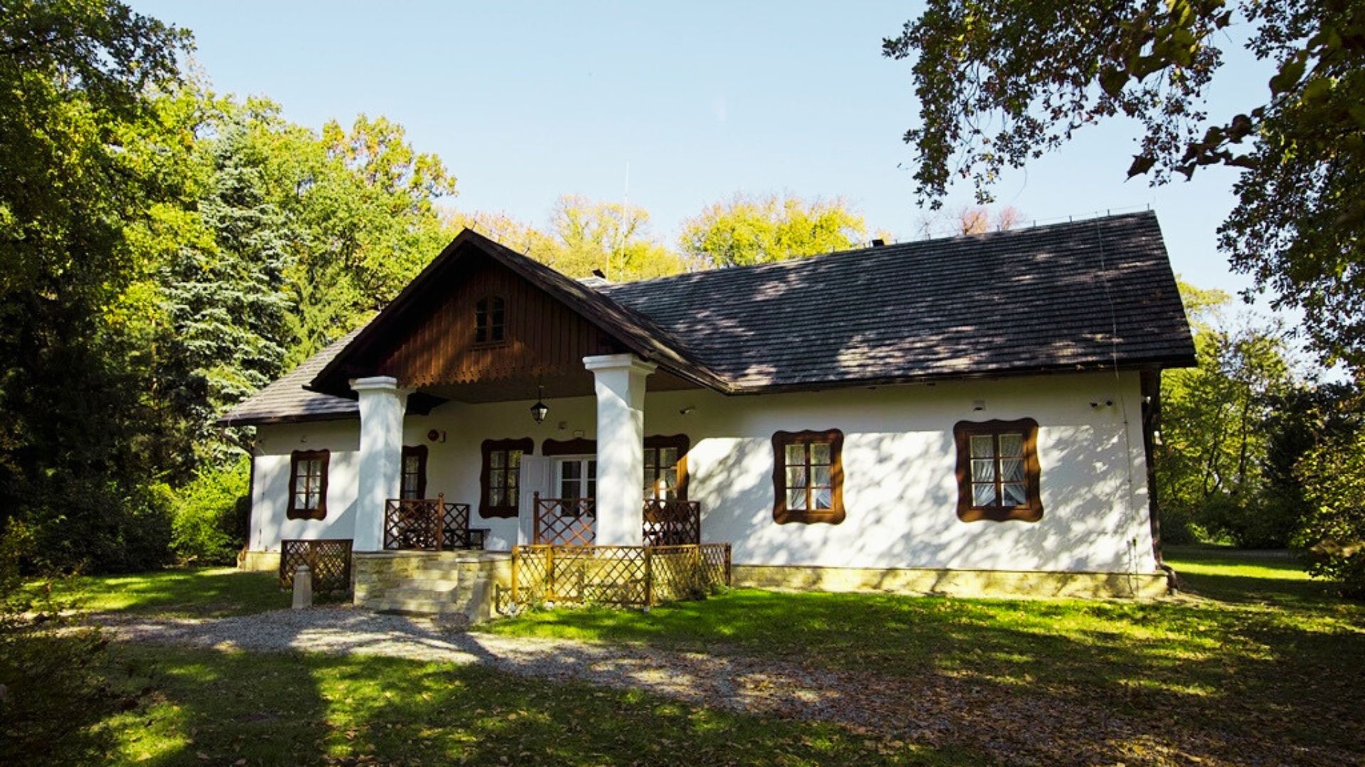 Widok Dworu w Dołędze – zabytkowy dwór otoczony zielenią