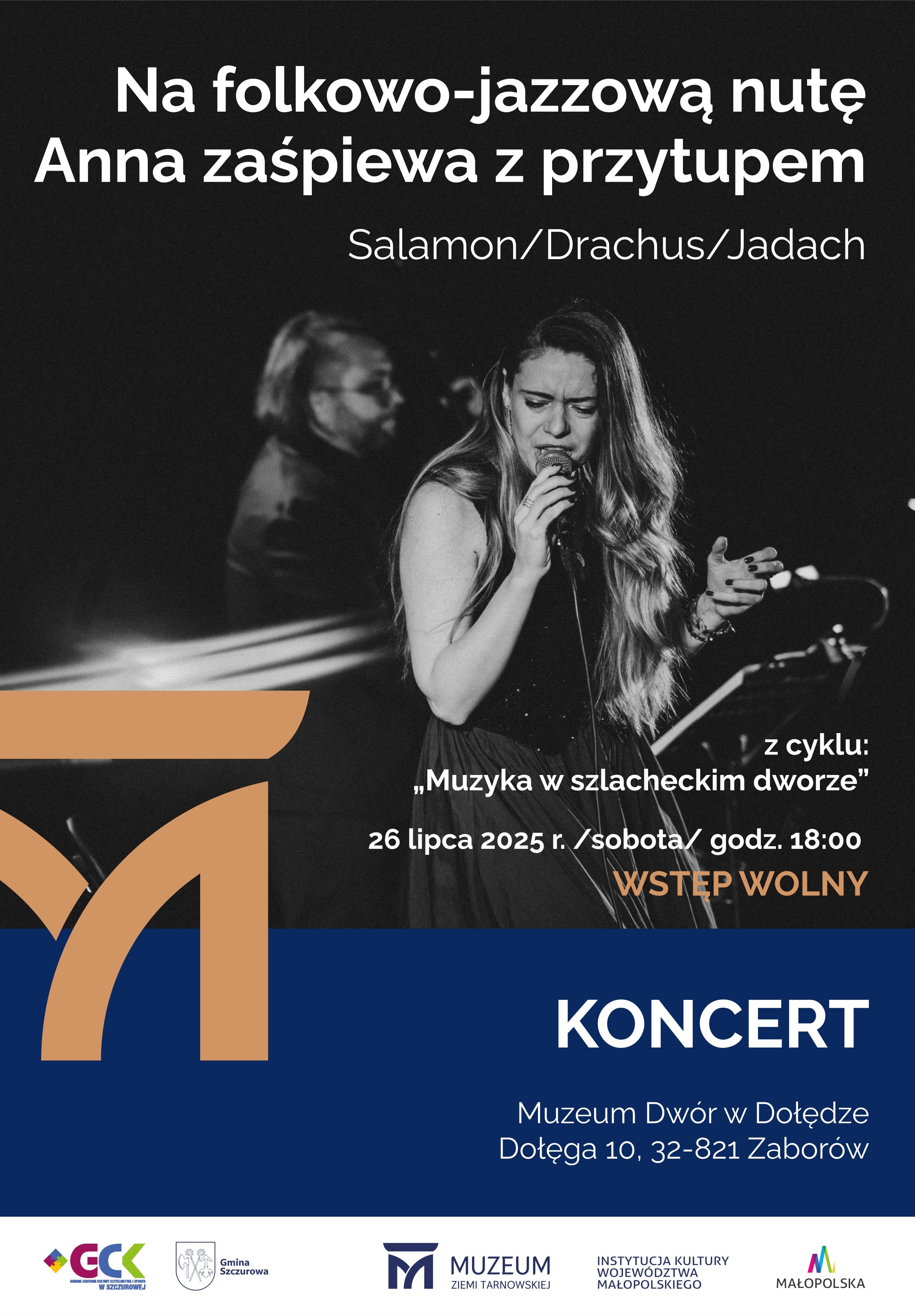Kobieta trzymająca w dłoni mikrofon, czarno-biała fotografia