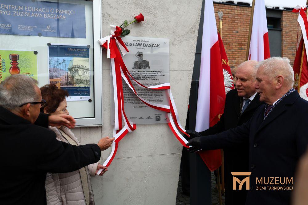 Odsłonięcie tablicy pamiątkowej poświęconej gen. bryg. Zdzisławowi Baszakowi