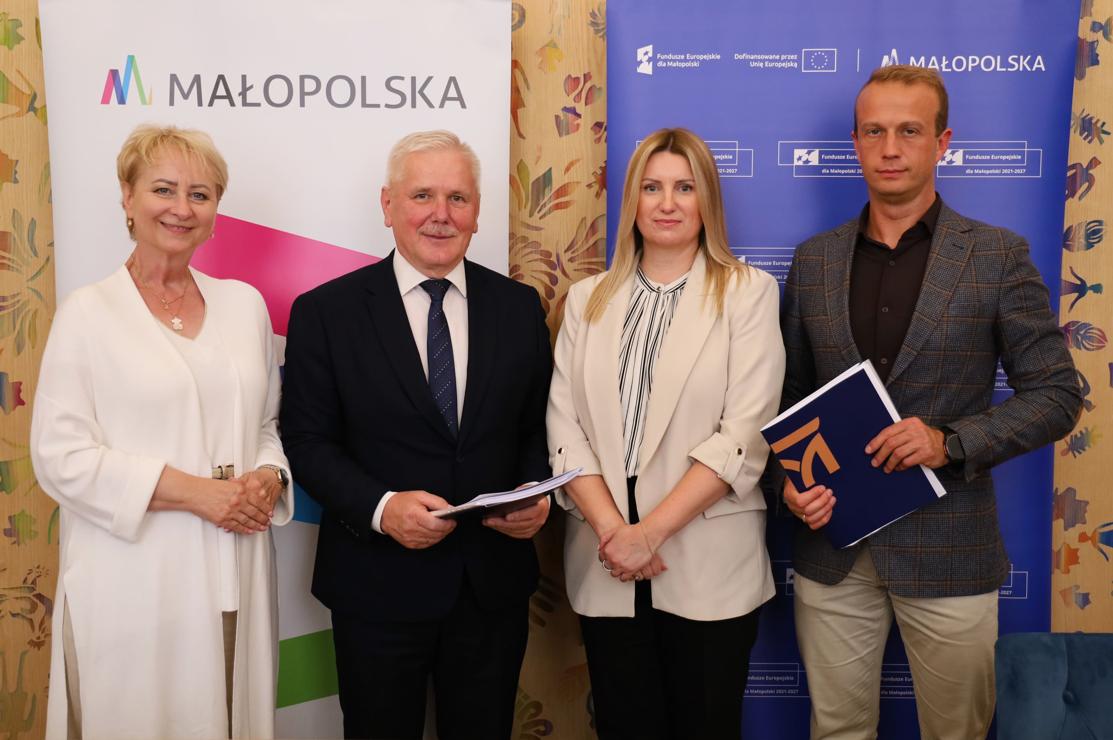 wspólne zdjęcie po podpisaniu umowy, Od lewej: Iwona Gibas– członek Zarządu Województwa Małopolskiego, Kazimierz Kurczab – dyrektor Muzeum Ziemi Tarnowskiej, Anna Grzegorzek - wiceprezes zarządu firmy Arco System Sp. z o.o. z Oświęcimia, Jakub Biolik – prezes zarządu firmy Arco System Sp. z o.o. z Oświęcimia