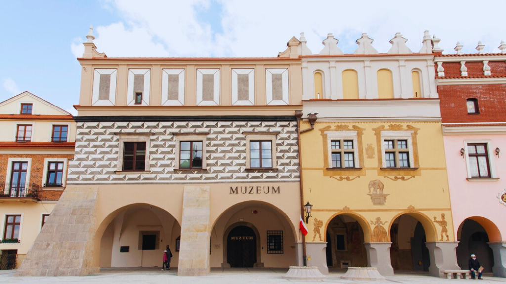 Kolorowe budynki muzeum z podcieniami