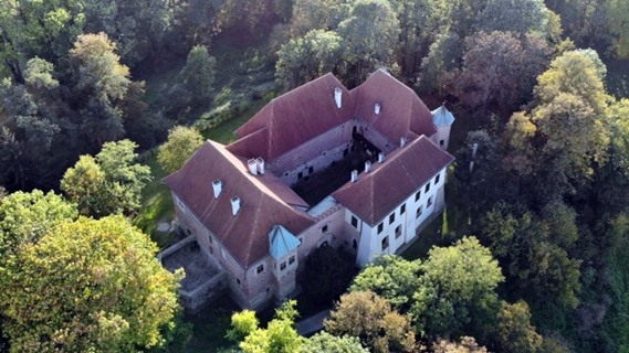 Muzeum Zamek w Dębnie - widok z lotu ptaka
