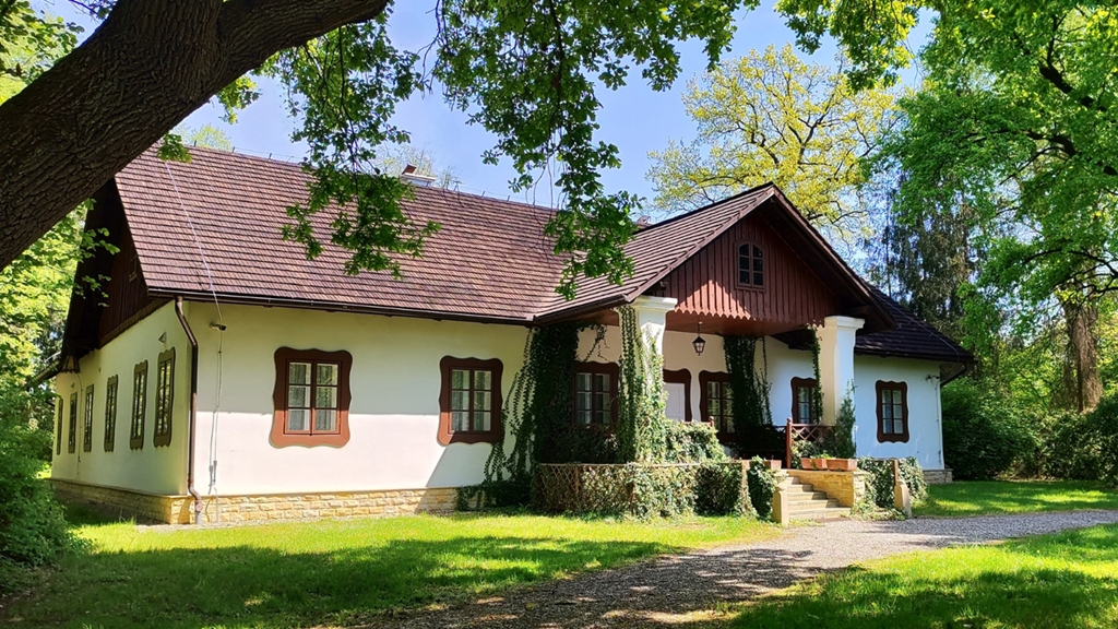 Dwór w Dołędze otoczony drzewami