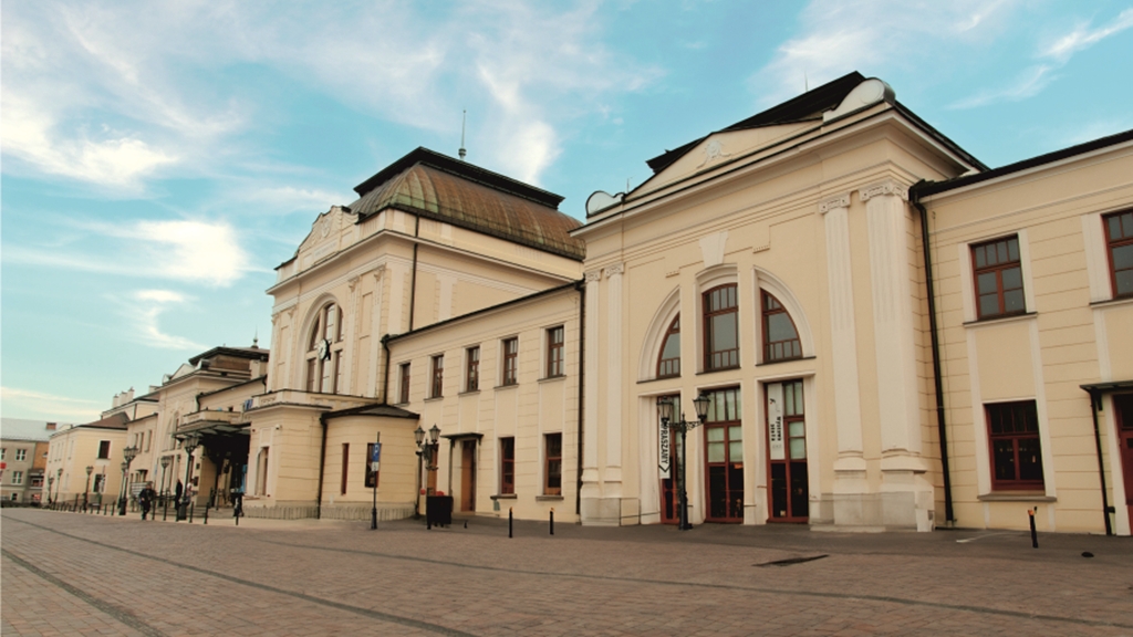 Zabytkowy budynek dworca kolejowego w Tarnowie, w którym mieści się Galeria Panorama