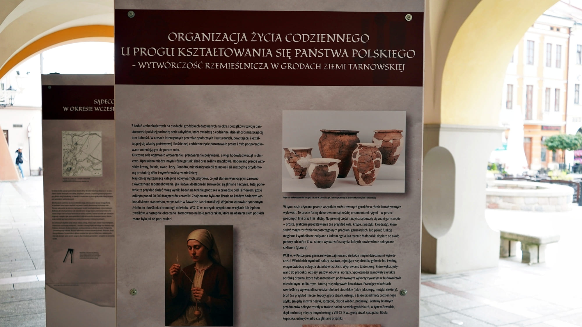 Widok na ekspozycję plenerową wystawy w Tarnowie