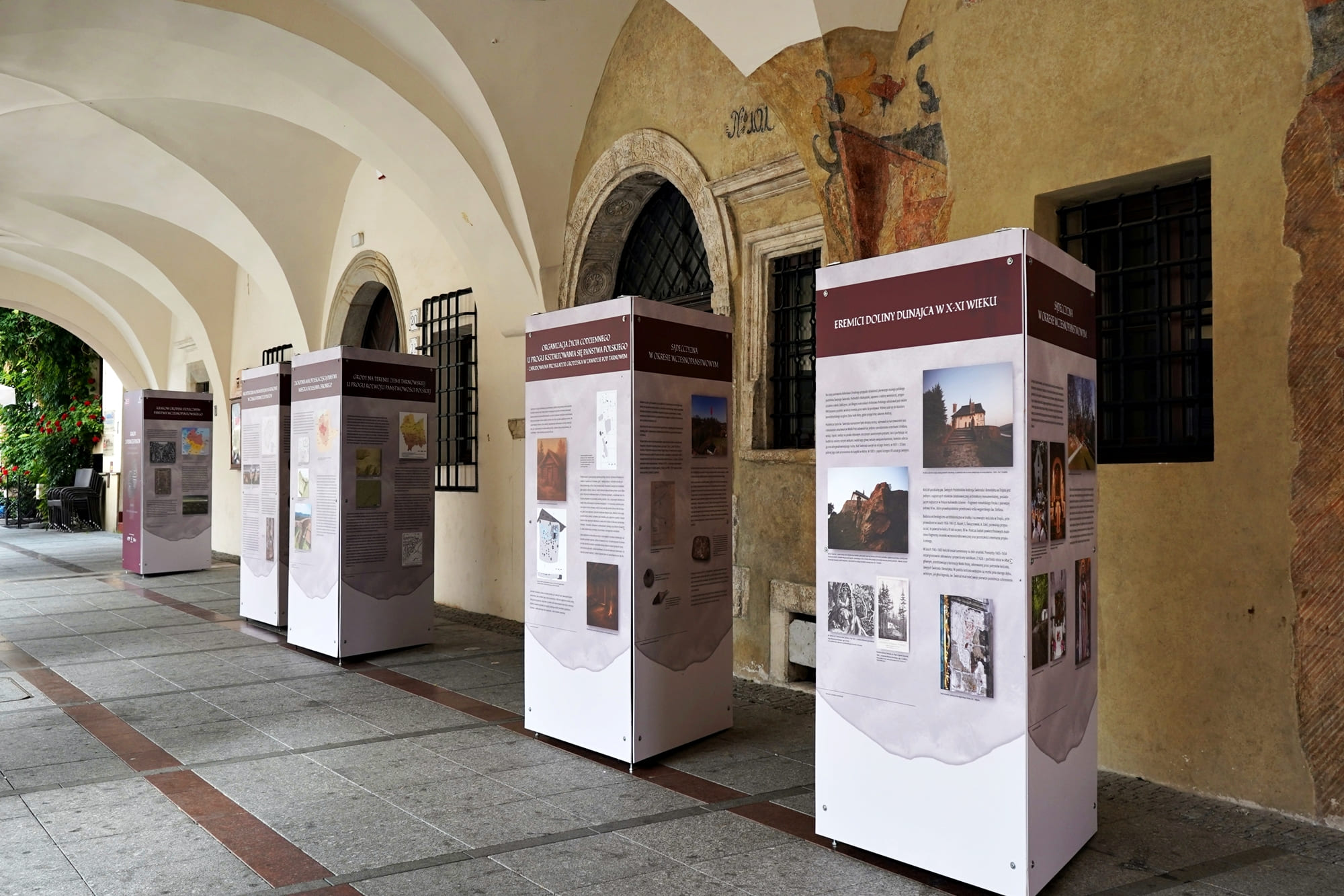 Plansze wystawy plenerowej przed Muzeum Historii i Regionu na Rynku 20