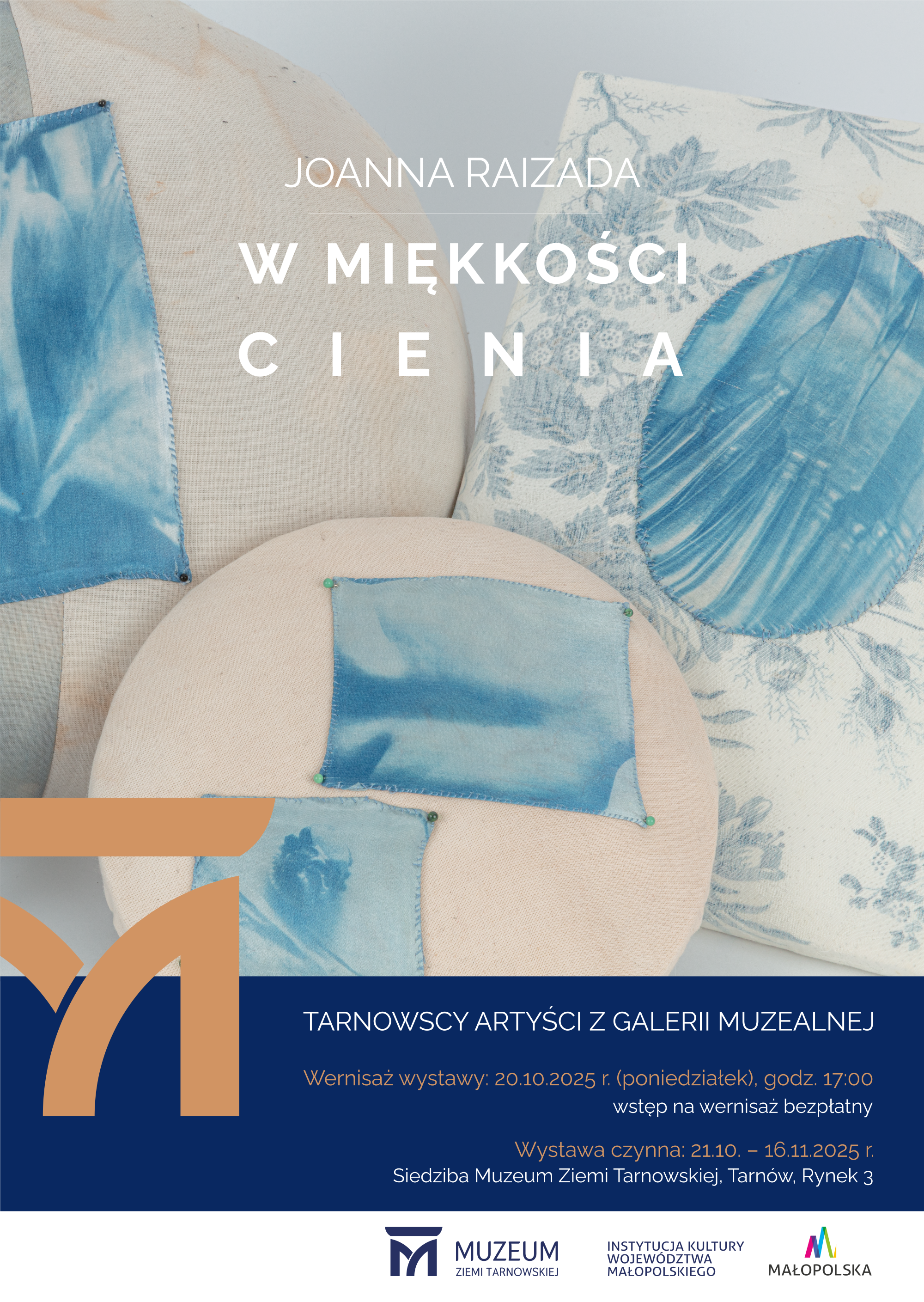 Plakat wystawy W miękkości cienia przedstawiający niebieskie tkaniny na jasnym tle