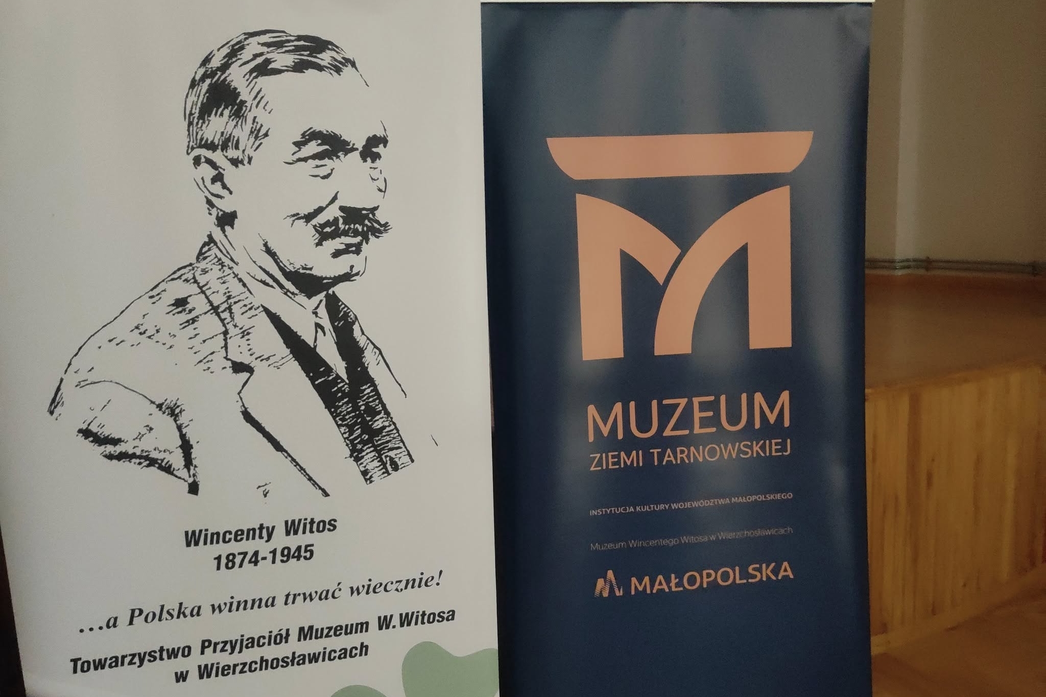 Banery przedstawiające Wincentego Witosa i logo Muzeum Ziemi Tarnowskiej
