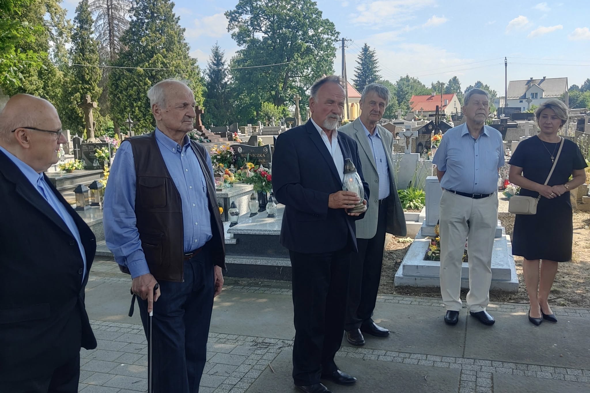 Uczestnicy sesji przy grobie Stanisława Mierzwy na cmentarzu