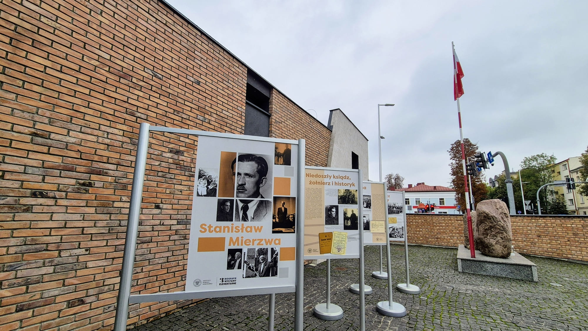 Wystawa plenerowa Stanisław Mierzwa przed budynkiem muzeum