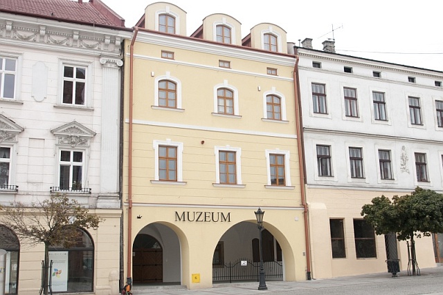 Budynek siedziby Muzeum Ziemi Tarnowskiej widziany z zewnątrz