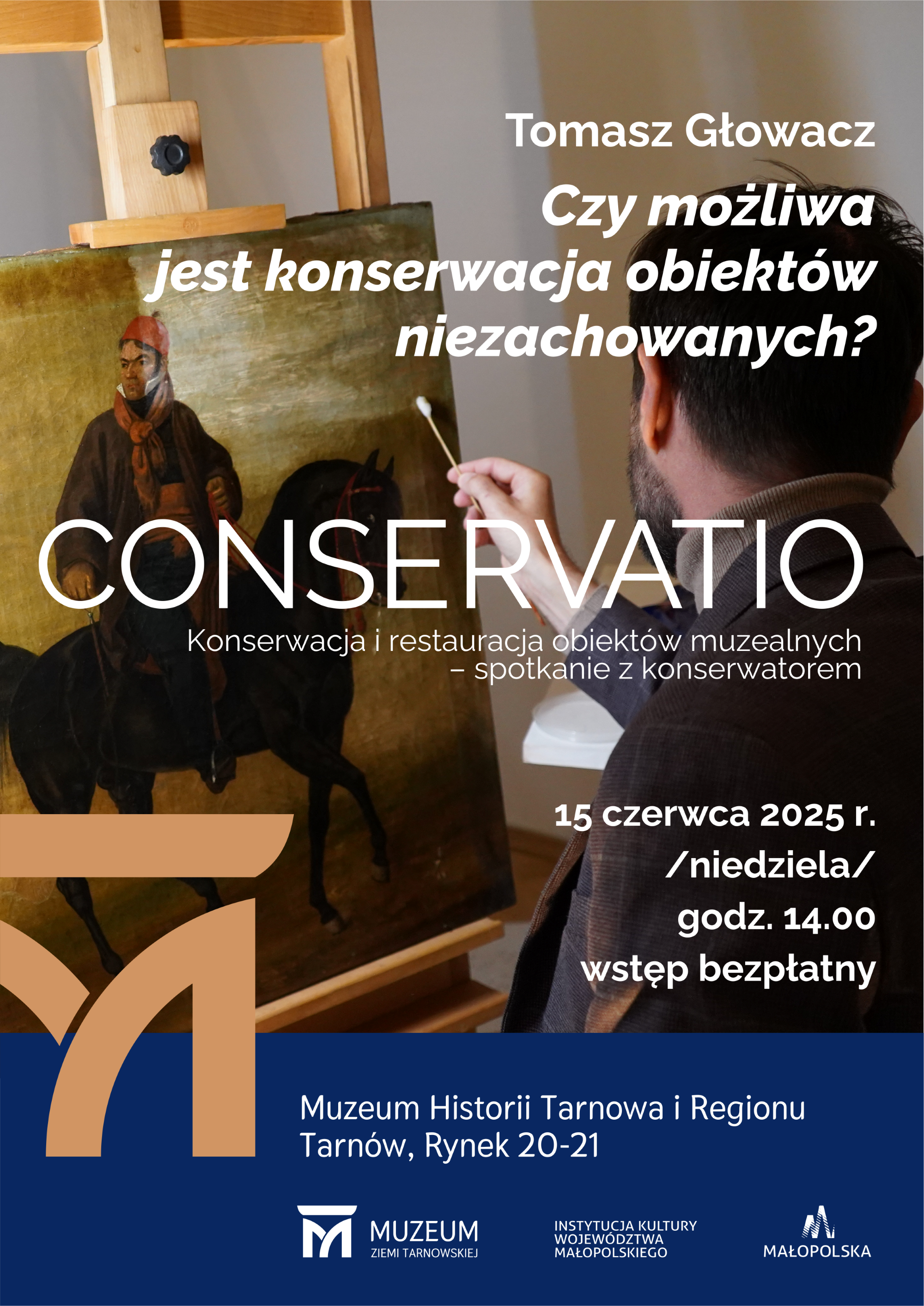 Konserwator pracujący nad obrazem podczas prac restauratorskich