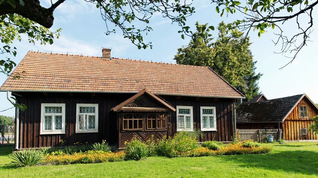 Drewniany budynek, w którym mieszkał Wincenty Witos - Muzeum Wincentego Witosa w Wierzczchosławiacach