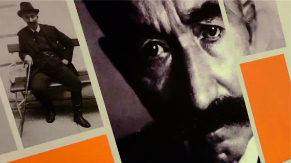 Fotografia Wincentego Witosa na planszy wystawy historycznej