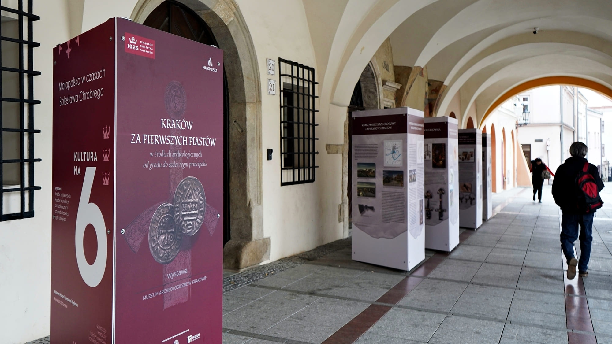 Plansze plenerowej wystawy Kraków za pierwszych Piastów w źródłach archeologicznych