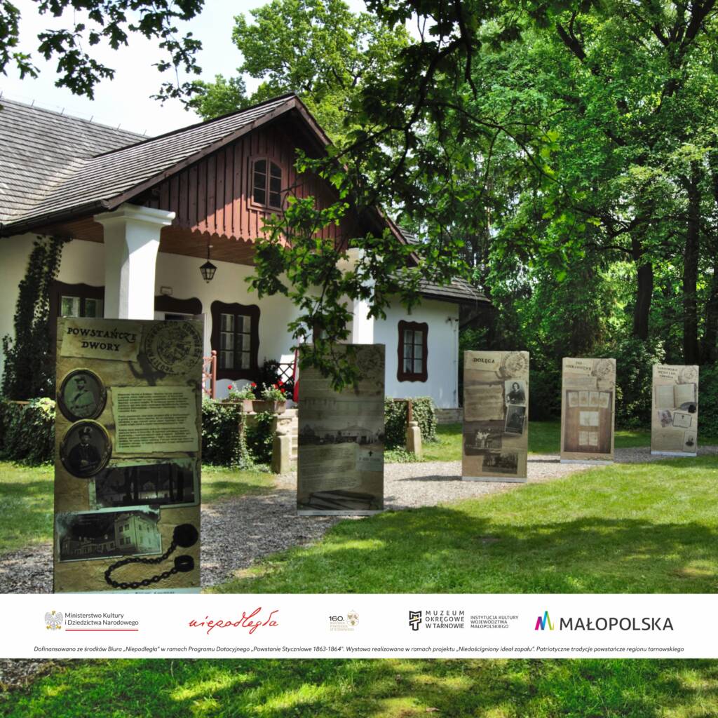 Przed Dwórem w Dołędze ,Tablice informacyjnej.