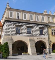 Budynek muzeum z podcieniami