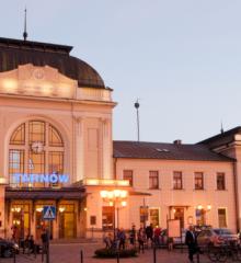 Zabytkowy budynek dworca kolejowego w Tarnowie, w którym mieści się Galeria Panorama