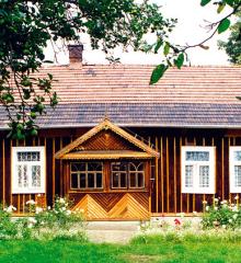 Drewniany budynek, w którym mieszkał Wincenty Witos - Muzeum Wincentego Witosa w Wierczchosławiacach