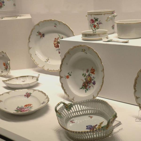 zestaw zdobionej porcelany w przeszklonej gablocie