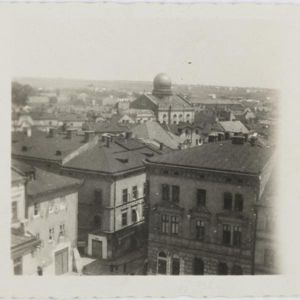 panorama miasta Tarnowa z synagogą w tle