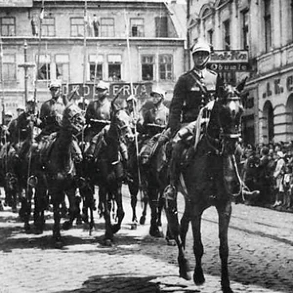 5 Pułk Strzelców Konnych na ulicy Krakowskiej w Tarnowie, zdjęcie archiwalne