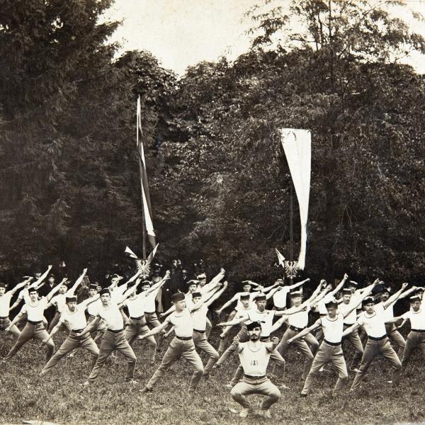 Ćwiczenia tarnowskiego „Sokoła” podczas festynu w Tarnowie, 31 sierpnia 1892 r