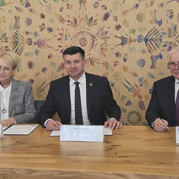 Na zdjęciu podpisanie dokumentów przez Iwoną Gibas - członek zarządu Województwa Małopolskiego, marszałek Województwa Małopolskiego Łukasz Smółka i dyrektor Muzeum Ziemi Tarnowskiej Kazmierz Kurczab