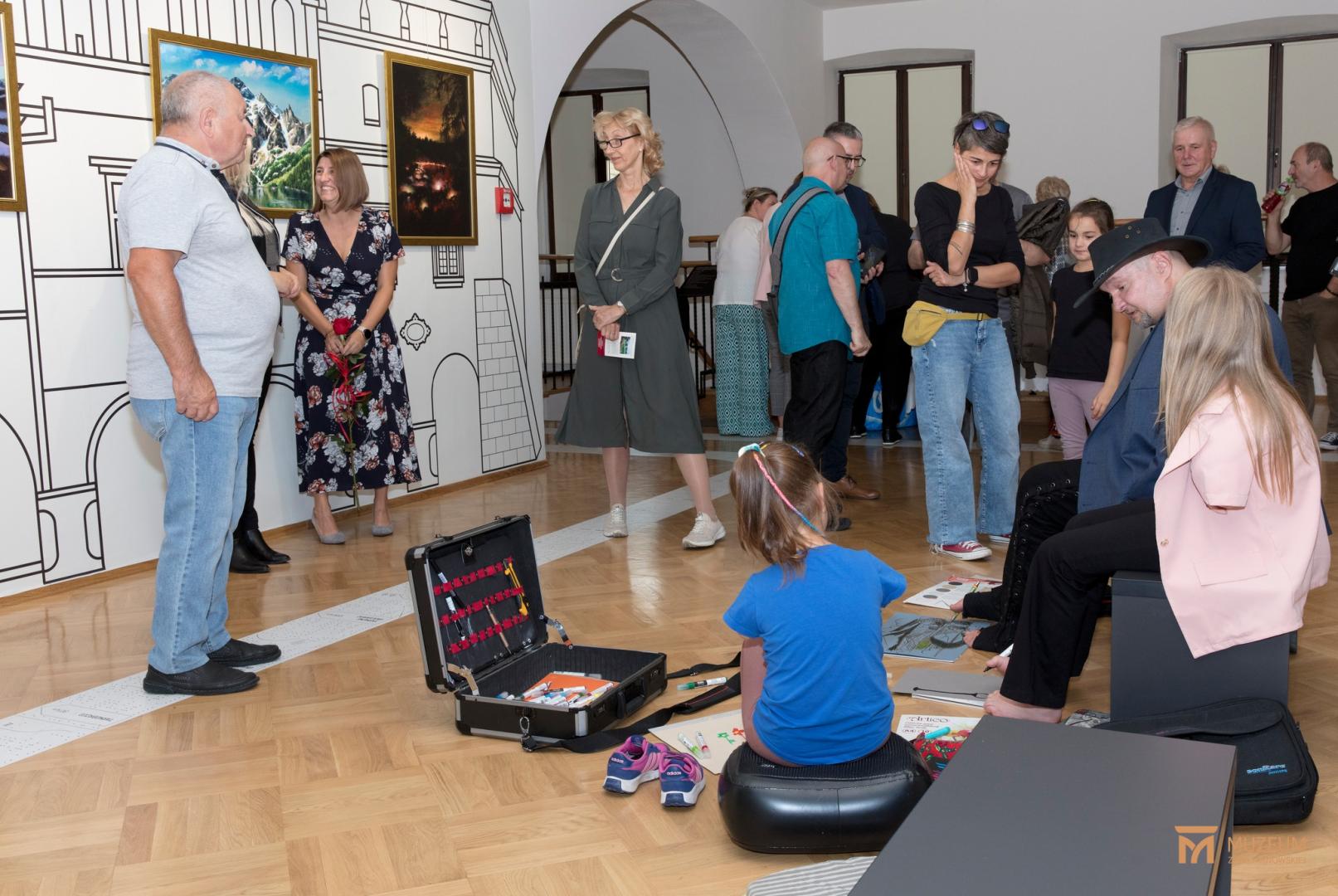 Uczestnicy biorą udział w 2. Festiwalu Kultury Wrażliwej w Muzeum Ziemi Tarnowskiej.