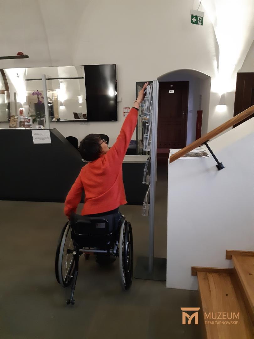 „Widzimy się w Muzeum!” – szkolenia pracowników w czerwonym swetrze osoba na wózku