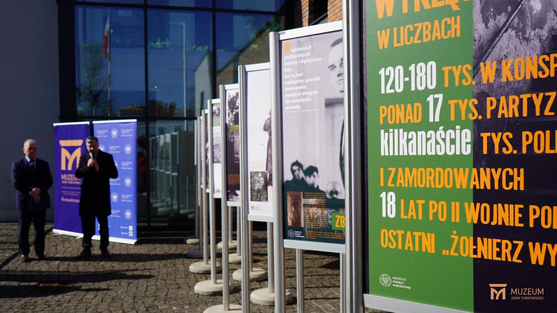 plansze przedstawiające wystawę 